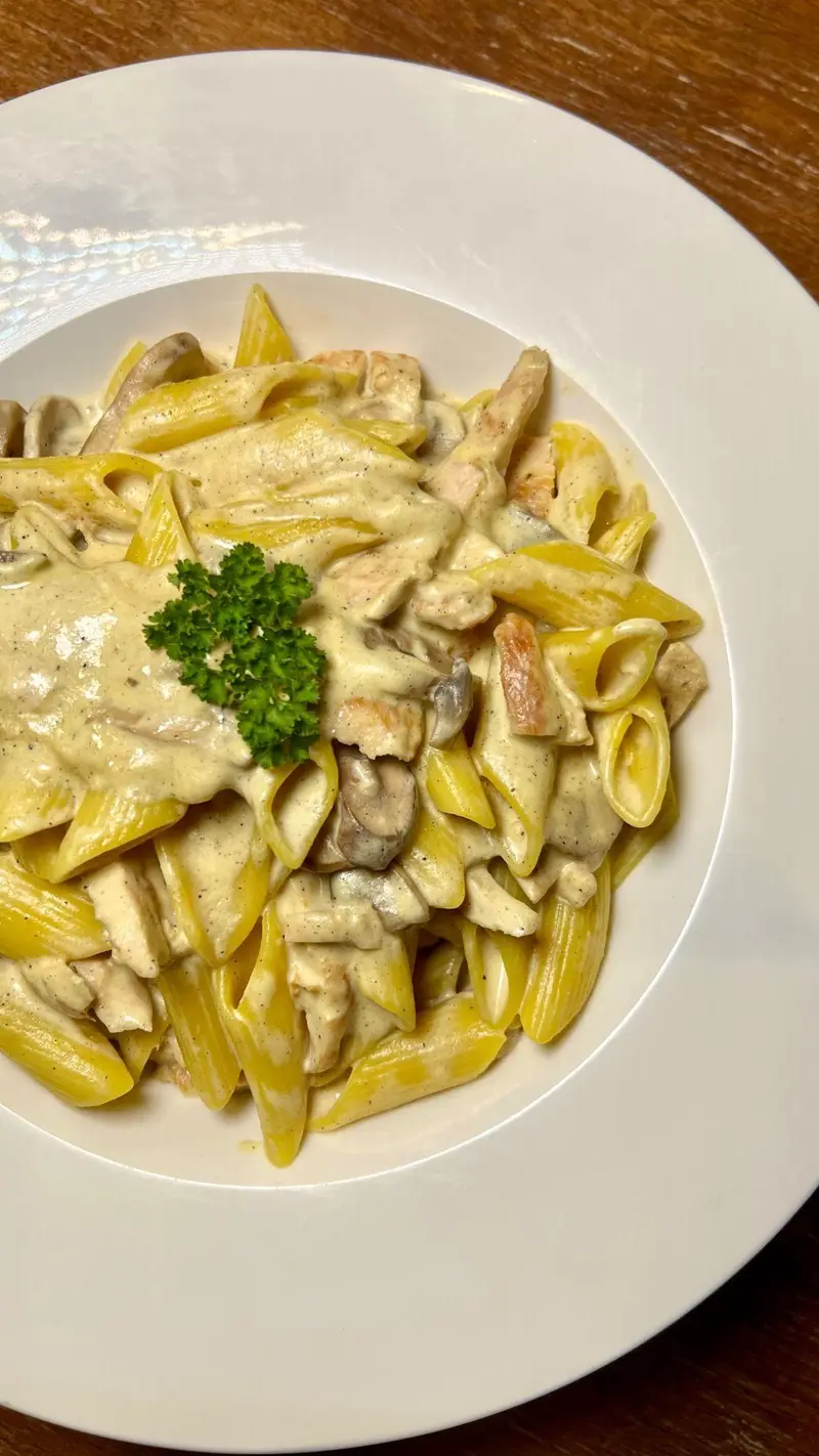 پاستا پنه خامه ای با مرغ و قارچ از کافه رستوران هریک، غذایی لذیذ و دلپذیر برای تجربه ای خوشمزه در فضایی دلنشین.