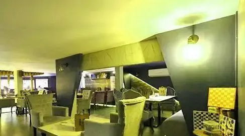 دکوراسیون منحصربه‌فرد کافه رستوران هریک، شامل فضایی مدرن با نورپردازی خاص و مبلمان راحتی برای تجربه‌ای آرامش‌بخش و خاطره‌انگیز.