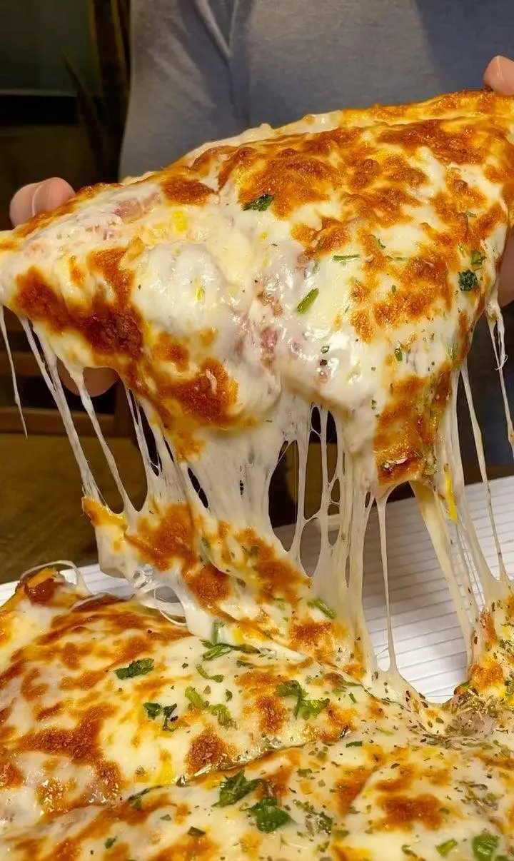 پیتزای کلاسیک پنیری کافه رستوران هریک، با پنیر موزارلا کشدار و طلایی شده که از حرارت پیتزا ذوب شده و جلوه‌ای بی‌نظیر خلق کرده است.