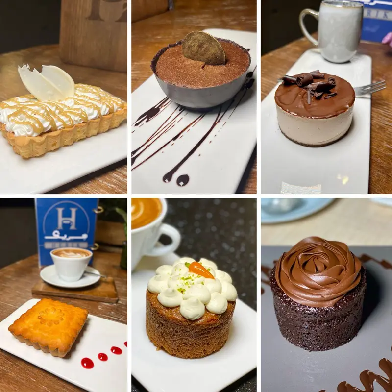 انواع دسرها و نوشیدنی‌های دلپذیر در کافه رستوران هریک: تارت، موس، کیک شکلاتی، کیک هویج و قهوه لاته.