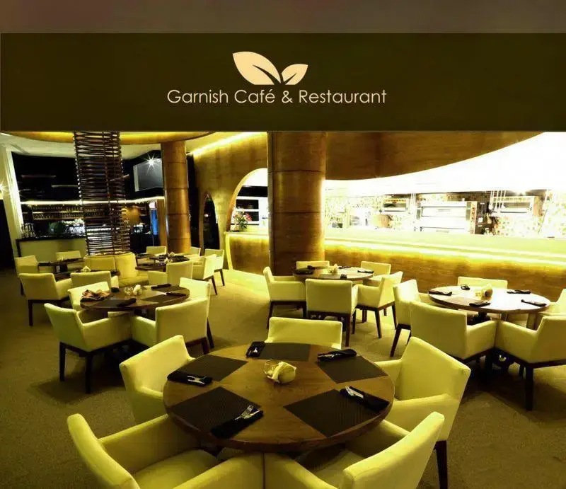 فضای داخلی لوکس کافه رستوران گارنیش، با میز و صندلی های مدرن و دکوراسیون دلنشین، مکانی عالی برای تجربه غذای بی‌نظیر.