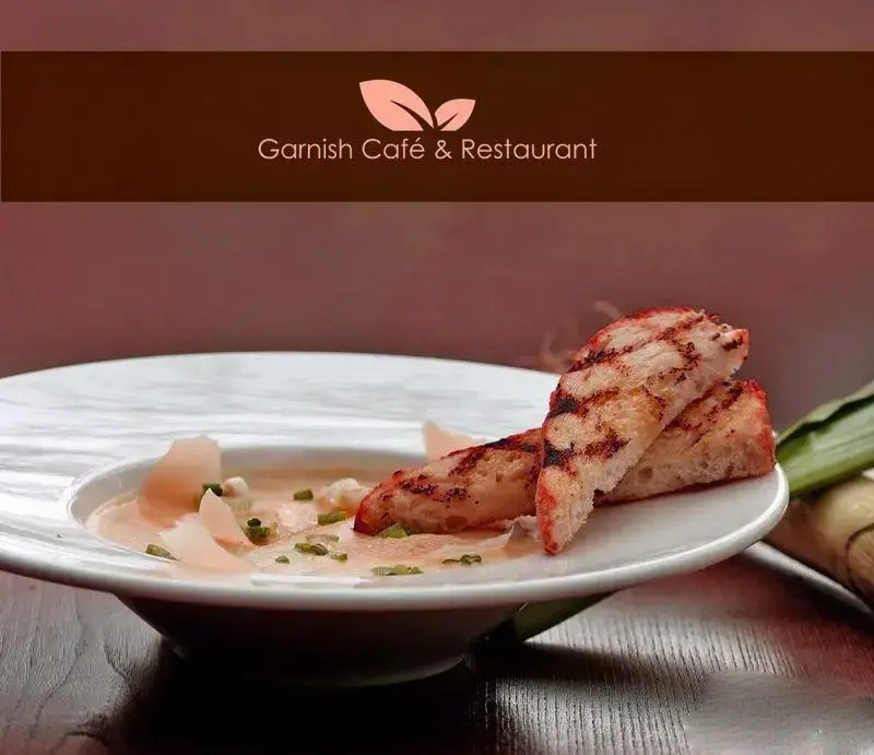 نمایی از سوپ لذیذ همراه نان گریل شده سرو شده در کافه رستوران گارنیش. تجربه طعم‌های بی‌نظیر و فضایی دلپذیر را با ما تجربه کنید.