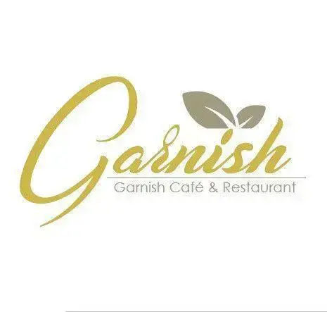 لوگوی جذاب کافه رستوران گارنیش با فونت طلایی و طرح برگ سبز، نشانگر برند معتبر و باکیفیت خدمات غذایی و نوشیدنی است.