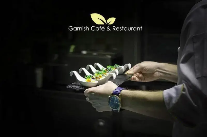 کافه رستوران گارنیش: آشپزی حرفه‌ای سینی زیبایی از پیش غذاهای شیک و مدرن را سرو می‌کند که تجربه غذایی لوکس را نمایش می‌دهد.
