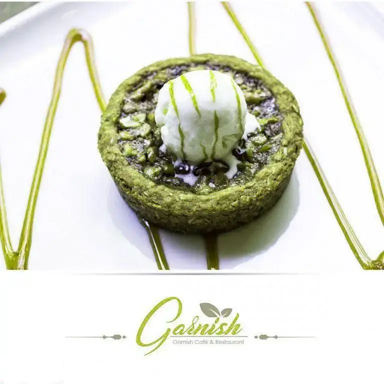 دسر منحصر به فرد کافه رستوران گارنیش: یک تارت یا کیک سبز رنگ (ماچا/پسته) با بستنی و سس، انتخابی شیرین از بهترین منو.