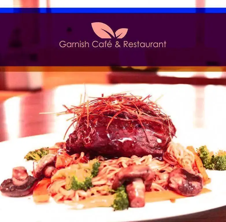 تصویری از یک غذای اصلی جذاب در کافه رستوران گارنیش شامل گوشت قرمز با نودل، قارچ و بروکلی. تجربه‌ای لذیذ از منوی گارنیش.