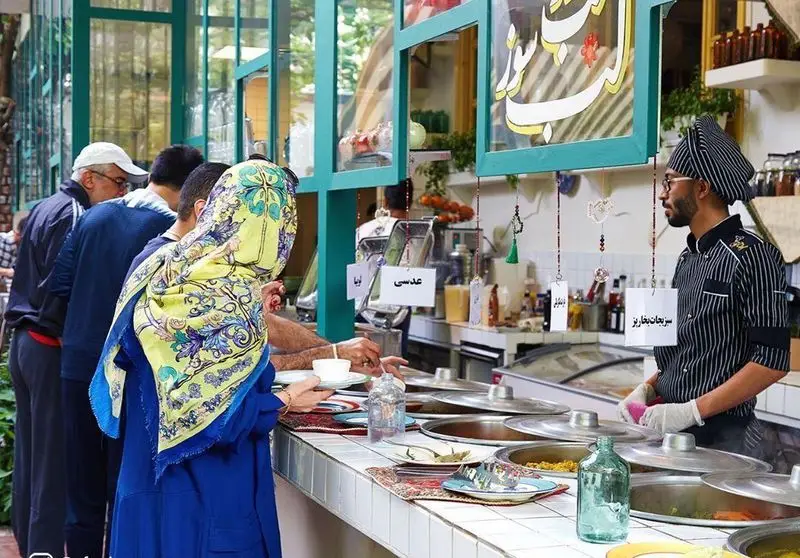 مشتریان در صف سلف سرویس کافه شمرون تهران؛ بوفه‌ای متنوع از غذاهای تازه و محلی ایرانی در فضایی دلنشین.