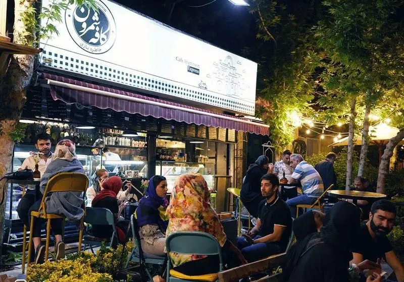 کافه شمرون در شب، فضایی دنج و دلنشین برای دورهمی و خاطره سازی در فضای باز. لذت نوشیدنی‌های گرم و سرد.