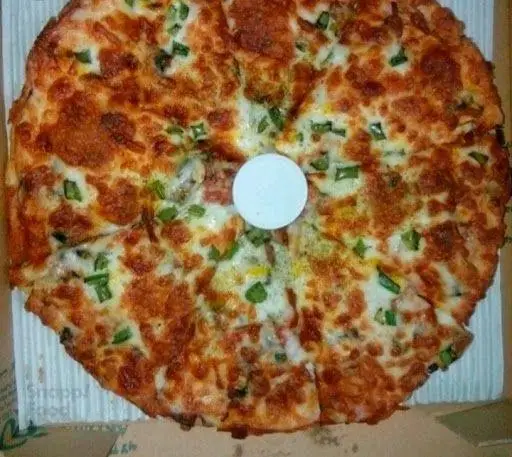 پیتزای کامل و خوش رنگ از پیتزا جینو، با ترکیب پنیر طلایی برشته، فلفل دلمه سبز و مواد تازه، آماده سفارش آنلاین.