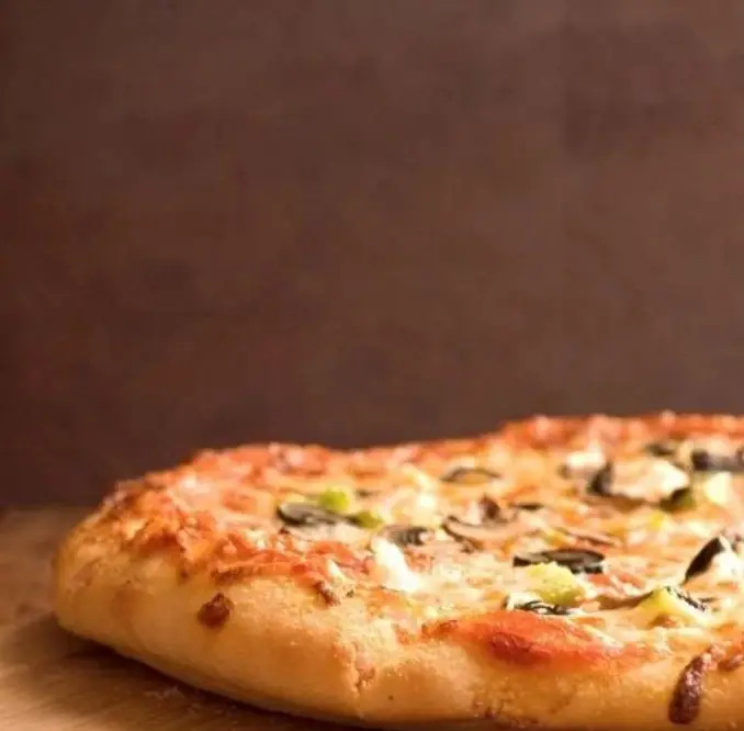 نمایی نزدیک از پیتزای قارچ و سبزیجات خوش طعم پیتزا سرخاب سیب. مناسب سفارش آنلاین و حضوری برای یک تجربه غذایی عالی.