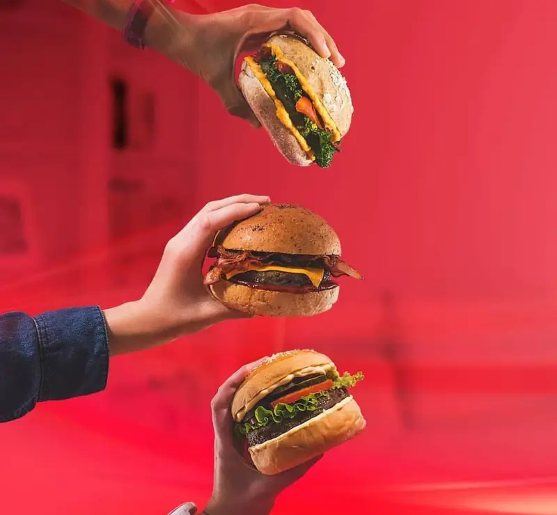 برگرهای لذیذ پیتزا سرخاب سیب: همبرگر بیکن، برگر گوشت کلاسیک با کاهو و گوجه، و ساندویچ سالم با سبزیجات تازه. انتخاب‌های عالی برای هر سلیقه.