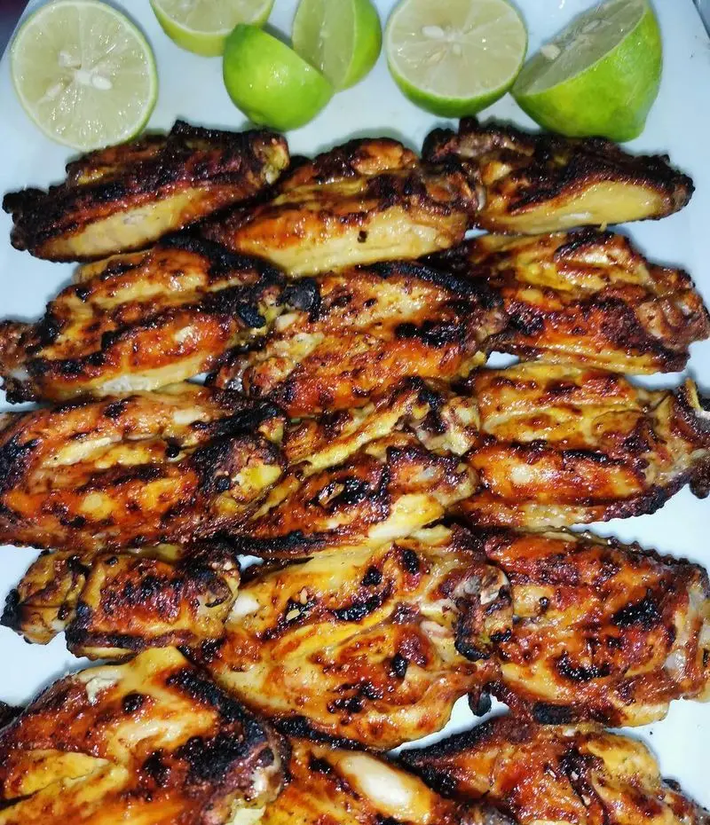 بال کبابی طلایی و ترد با رگه‌های دودی، سرو شده با برش‌های لیموی تازه در جگرسرای گلشن. تجربه‌ای بی‌نظیر از طعم واقعی.