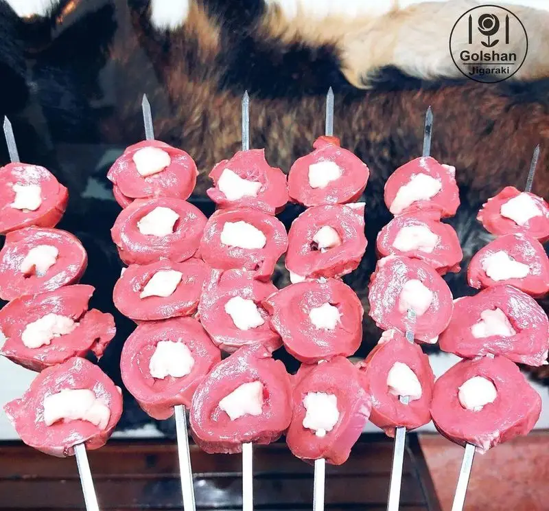 سیخ‌های کباب جگر و دل خام و تازه جگرسرای گلشن با قطعات چربی سفید، آماده برای گریل کردن و لذت بردن از طعم لذیذ.