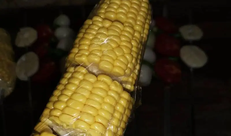 بلال تازه و خوش‌رنگ، آماده طبخ به روش کبابی در جگرسرای گلشن. در کنار آن سیخ‌های سبزیجات نیز دیده می‌شوند.