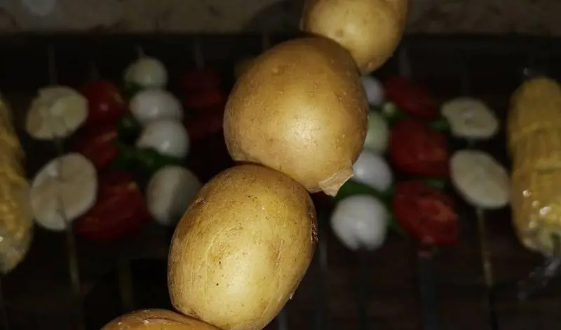 سیب‌زمینی و سبزیجات متنوع از جمله پیاز و گوجه، تازه و آماده سیخ کشیدن برای گریل و کباب در جگرسرای گلشن.