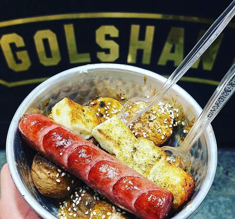 تصویری جذاب از سوسیس کبابی، پنیر گریل شده و توپک‌های سیب‌زمینی طعم‌دار با کنجد در جگرسرای گلشن. اسنکی خوشمزه و متفاوت.