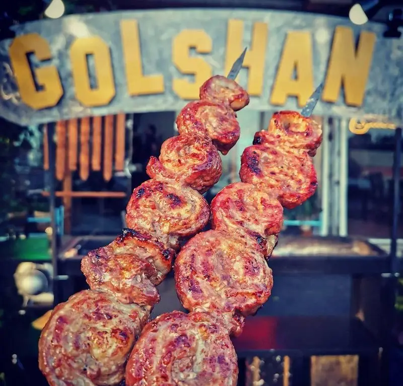 دو سیخ کباب جگر و دل تازه و برشته در جگرسرای گلشن. تجربه طعم اصیل کباب سنتی و خوشمزه ایرانی در بهترین جگرسرا.