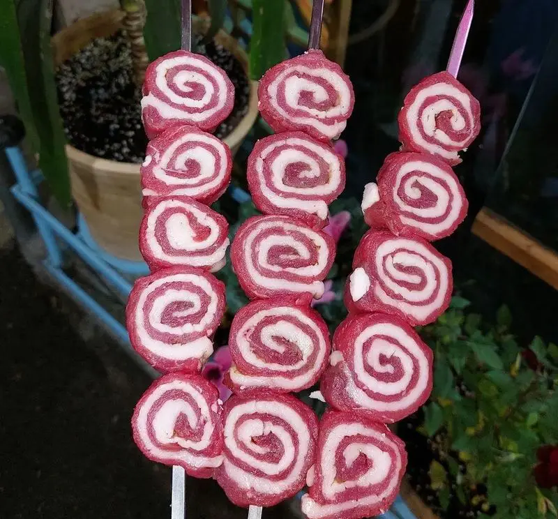 رول‌های خوشرنگ کباب گوشت و چربی سیخ شده، آماده پخت در جگرسرای گلشن. طعم بی‌نظیر کباب‌های تازه و سنتی گلشن را تجربه کنید.