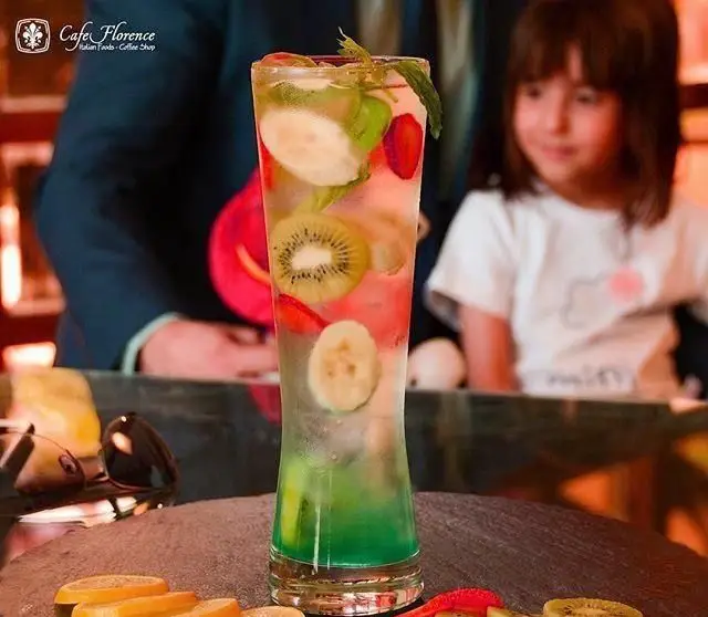 نوشیدنی جذاب و پرطرفدار کافه فلورانس با میوه‌های تازه کیوی، موز، توت فرنگی و نعناع، گزینه‌ای عالی برای مشتریان.
