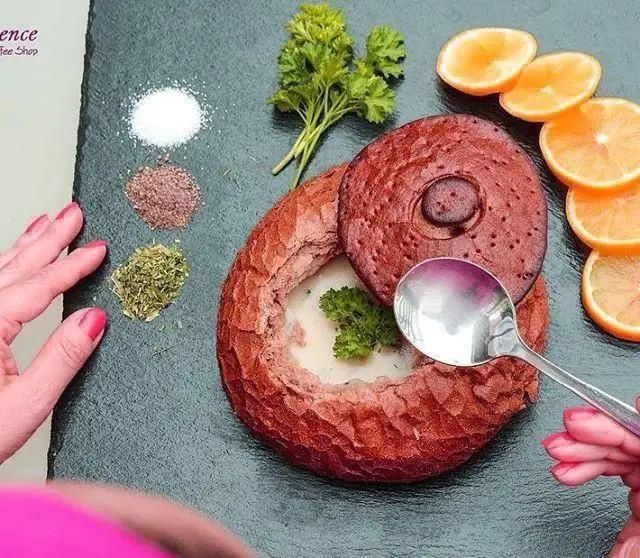 تجربه سوپ خوشمزه کافه فلورانس در نان برشته با ادویه‌های انتخابی، پرتقال و سبزی تازه. غذایی خاص در کافه.