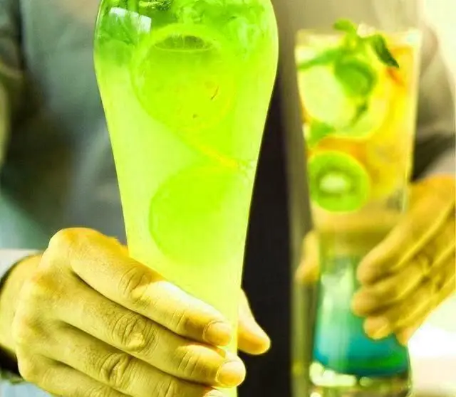 لذت نوشیدنی‌های خنک و میوه‌ای در کافه فلورانس. موهیتو سبز و کوکتل تابستانی با برش‌های لیمو و کیوی برای روزهای گرم.