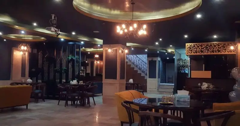 تصویری از فضای داخلی کافه دایموند با دکوراسیون شیک و مدرن، مبلمان راحت، نورپردازی دلنشین و پلکان زیبا، محیطی آرام برای قرارها و دورهمی