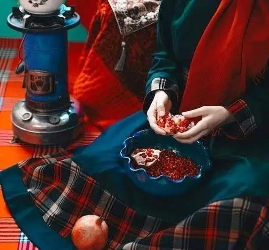 کافه دایموند: تجربه دلنشین و سنتی شب یلدا با انارهای آبدار و تازه در فضایی گرم و دوستانه، مناسب برای دورهمی‌های خانوادگی.