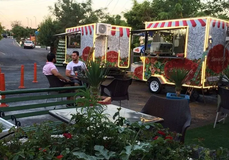 کافه دارچینی: فودتراک های سیار این کافه با طراحی هنری و نورپردازی جذاب در یک محیط روباز، پذیرای مشتریان هستند.