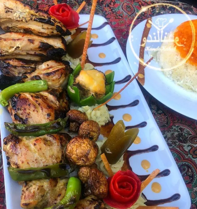 سینی شاهانه جوجه کباب و کباب مرغ کندو کباب با فلفل کبابی، قارچ، پلو زعفرانی و تزئینات خاص. غذایی اصیل و پرطرفدار.