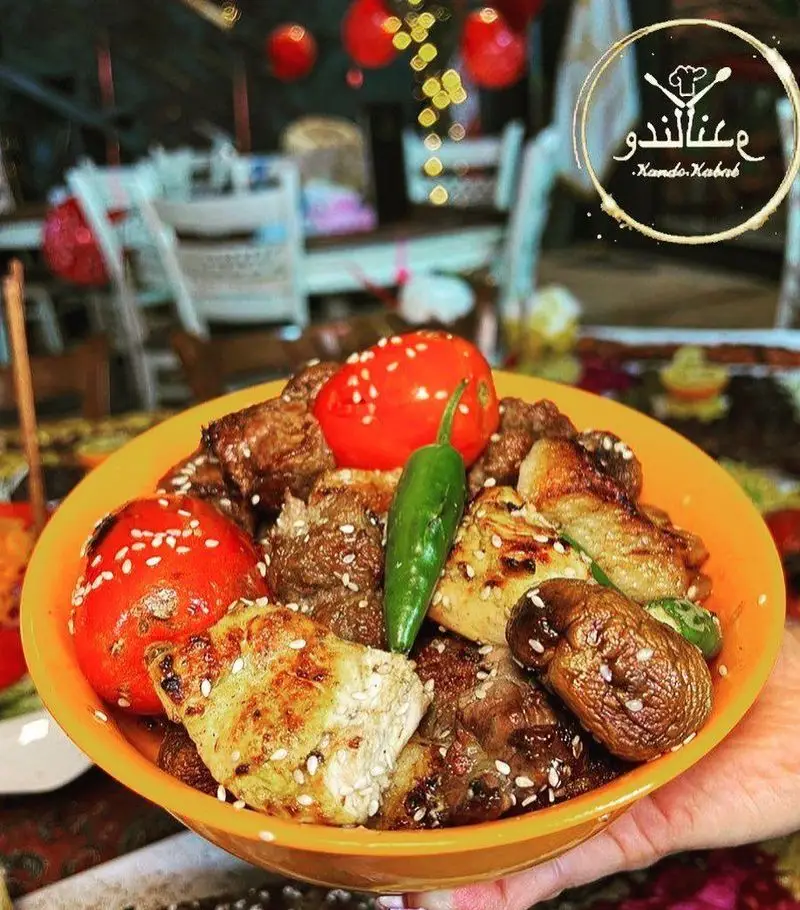کندو کباب: کاسه‌ای رنگارنگ از گوشت و جوجه کبابی، قارچ، گوجه و فلفل تند کبابی، با کنجد، در محیط گرم و دلنشین رستوران کندو
