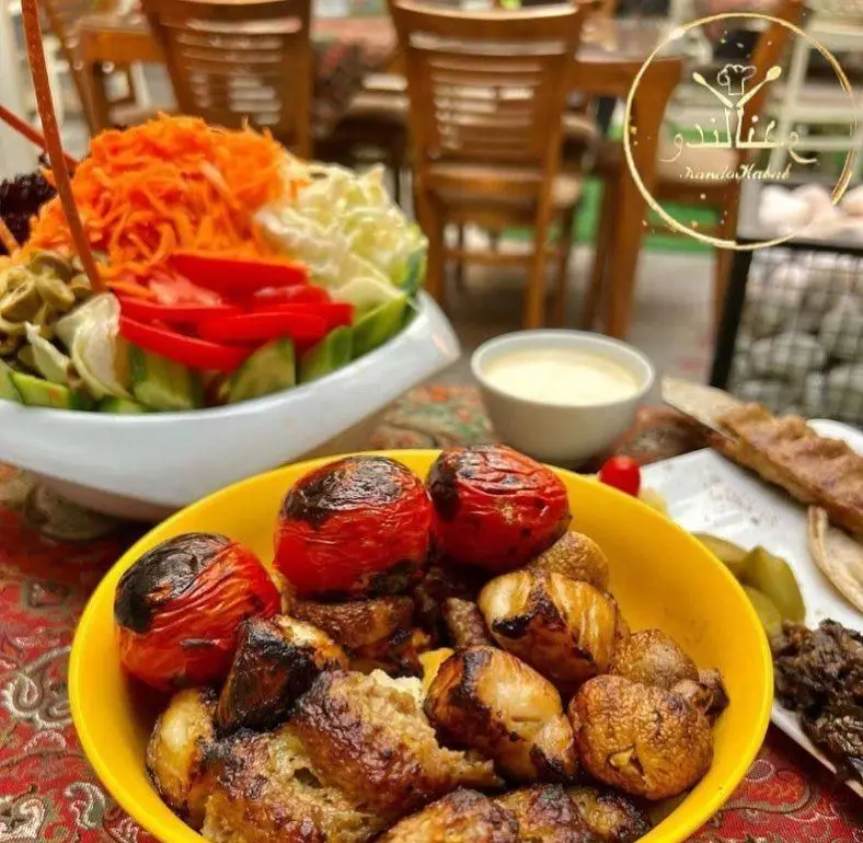 سفره رنگین کندو کباب: جوجه کباب، گوجه و قارچ کبابی، سالاد تازه و سس در رستوران با کیفیت کندو کباب. لذت طعم اصیل ایرانی.