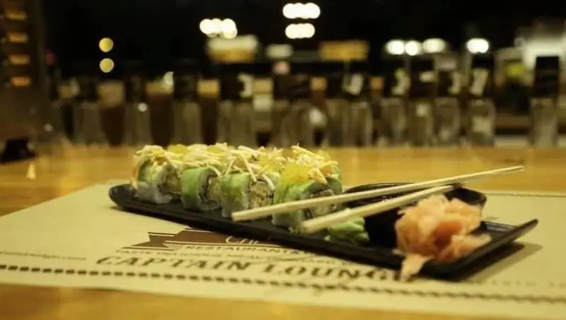 یک بشقاب سوشی لذیذ و تازه در کافی شاپ کاپیتان لانژ، آماده برای سرو در محیطی آرام و دلنشین، تجربه‌ای خاص.