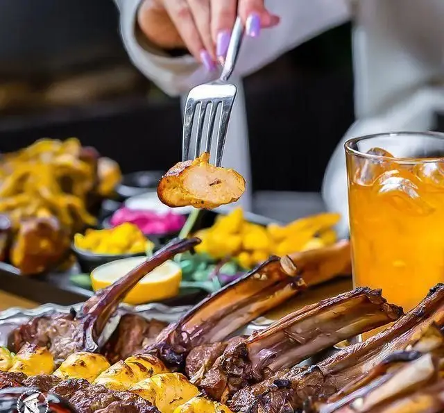 سرو لذیذترین کباب ایرانی شامل جوجه و شیشلیک در کافی شاپ کاپیتان لانژ با نوشیدنی خنک برای تجربه ای بی نظیر.