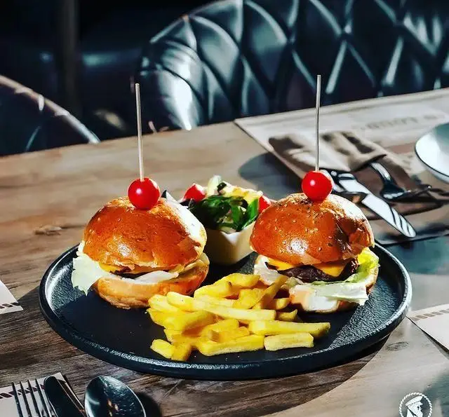 منوی فست فود کافی شاپ کاپیتان لانژ: دو مینی برگر خوشمزه با سیب زمینی سرخ کرده و سالاد تازه، انتخابی عالی برای شما.