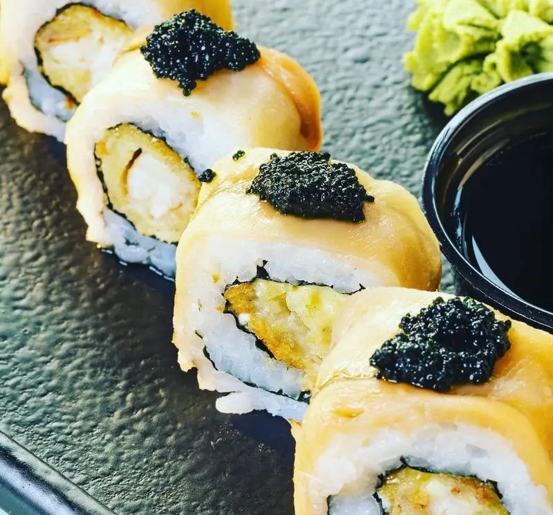 سوشی‌های اعیانی با خاویار سیاه در کافه رستوران کاپیتان لانژ، رول‌های تازه و اشتهاآور با واسابی و سس سویا، ایده‌آل برای یک وعده لوکس.