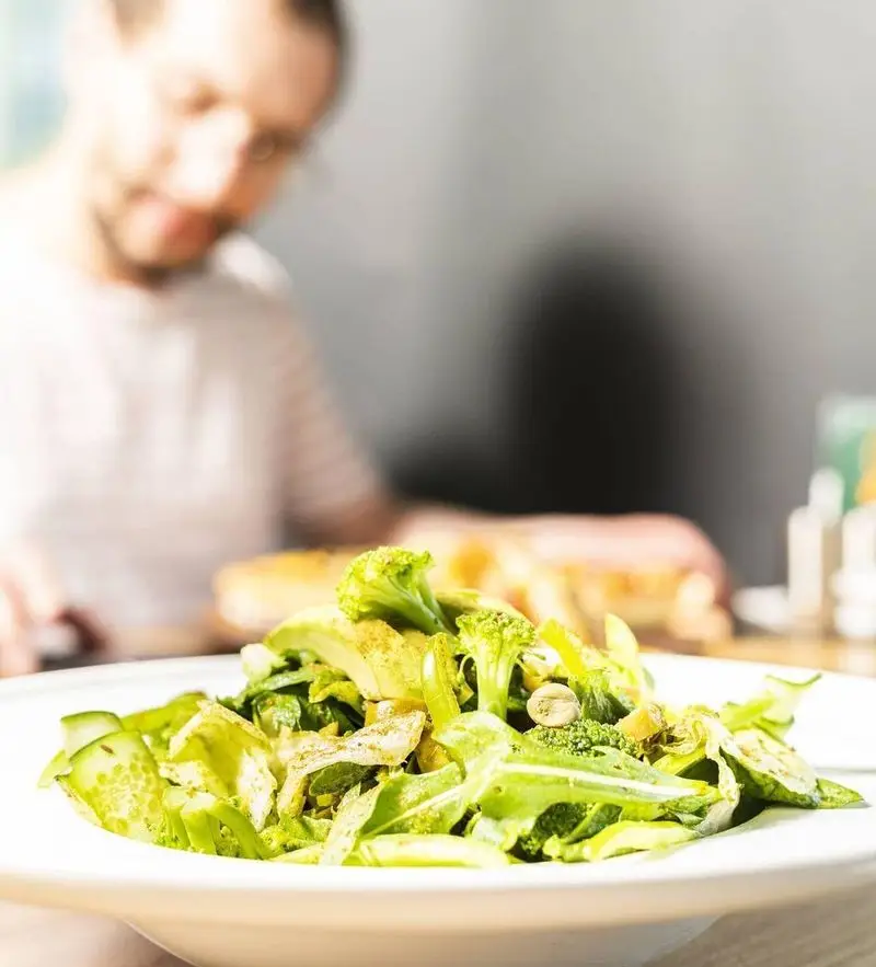 سالاد سبز تازه و رژیمی، غذای سالم کاپیتان لانژ. مشتری در حال لذت بردن از محیط دلنشین کافی شاپ کاپیتان لانژ و غذای سالم.