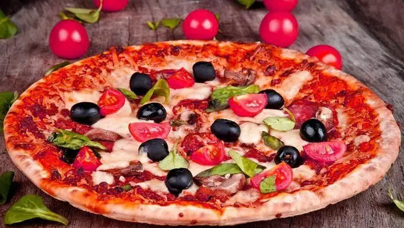 پیتزا خوشمزه و تازه پیتزا البرز با پنیر، زیتون سیاه و گوجه فرنگی، بهترین انتخاب برای مشتریان عزیز پیتزا البرز