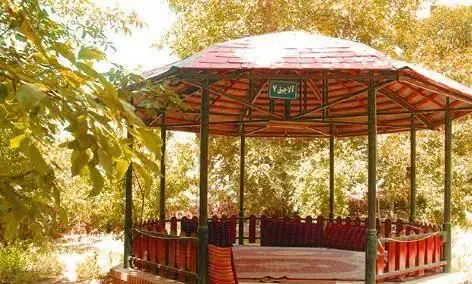 آلاچیق دنج و زیبای رستوران ایرانی نگارستان، ایده‌آل برای صرف غذای سنتی در محیطی طبیعی و آرامش‌بخش.