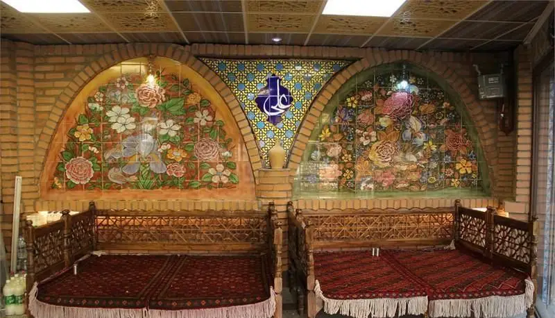 دکوراسیون داخلی چشم‌نواز رستوران ایرانی ساینا با تخت‌های سنتی، کاشی‌کاری گل و مرغ، طاق‌های آجری و محیطی اصیل و دلنشین.