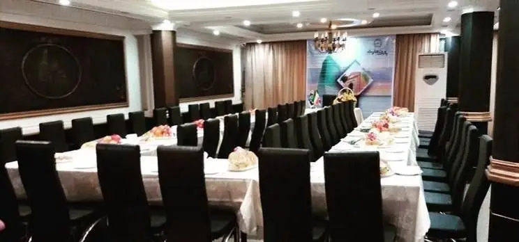 فضای داخلی لوکس و جادار رستوران ایرانی نامی سرو، سالن پذیرایی با میزهای سفید و صندلی‌های شیک، آماده برگزاری مراسم و میهمانی.