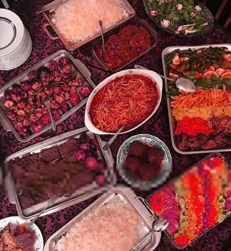 سفره مجلل و اشتهابرانگیز رستوران ایرانی نامی سرو، شامل برنج، خورش‌های اصیل، کباب‌های آب‌دار و مخلفات رنگارنگ سنتی.