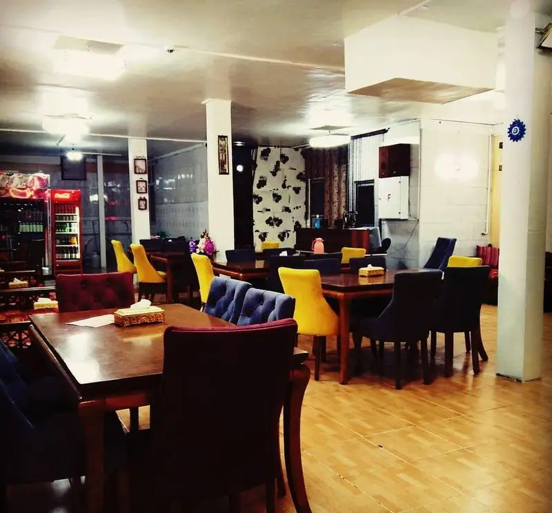 تصویری از سالن غذاخوری رستوران کباب مخصوص بناب، چیدمانی شیک از میز و صندلی‌های رنگارنگ و فضایی دلپذیر برای پذیرایی از مهمانان.