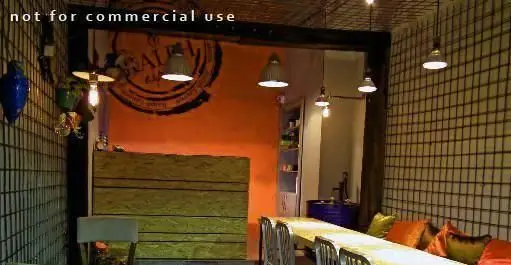 فضای داخلی کافه رستوران توپیچ با دیوارهای طرح‌دار، پیشخوان چوبی و میز و صندلی‌های راحت، آماده پذیرایی از میهمانان.