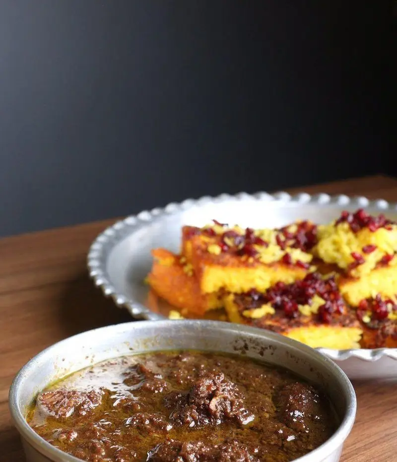 غذای سنتی ایرانی: قرمه سبزی و ته چین زعفرانی با زرشک، آماده سفارش از کترینگ سید جلال. تجربه‌ای خوشمزه و اصیل.