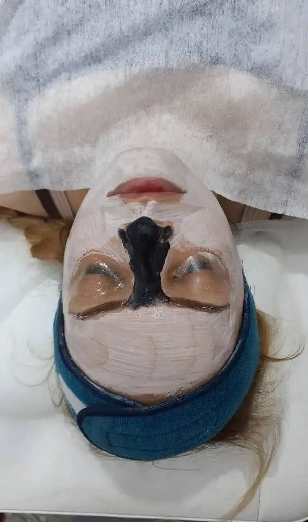 مراحل پاکسازی پوست صورت با ماسک سفید و ماسک زغال فعال روی بینی به همراه پچ چشم در سالن زیبایی ساناز صفری برای جوانسازی و آبرسانی