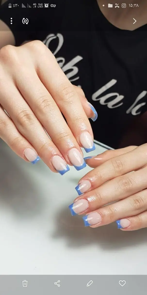 طراحی فرنچ ناخن به رنگ آبی روشن روی ناخنهای بلند و مربعی با پایه نود در خدمات کاشت و ژلیش سالن زیبایی ساناز صفری