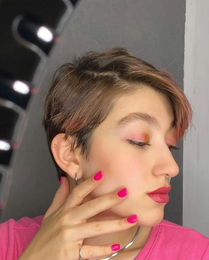 نمونه میکاپ زنانه با موهای کوتاه پیکسی، سایه چشم صورتی، رژلب قرمز و لاک ناخن صورتی پررنگ در سالن زیبایی ساناز صفری