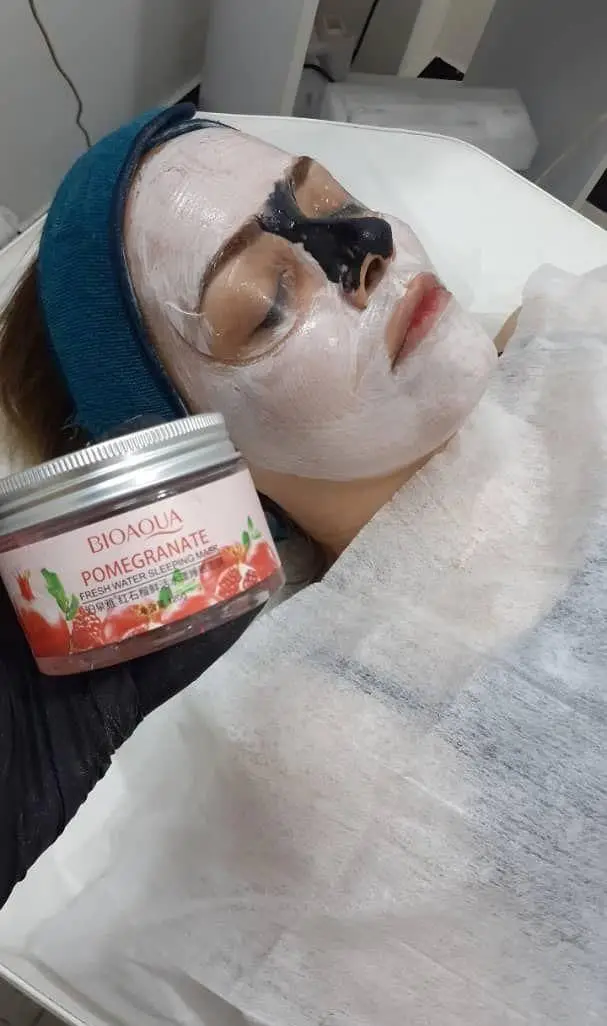 کرم پدیده با ماسک صورت در سالن زیبایی ساناز صفری، تجربه مراقبت از پوست منحصر به فرد را ارائه میدهد.