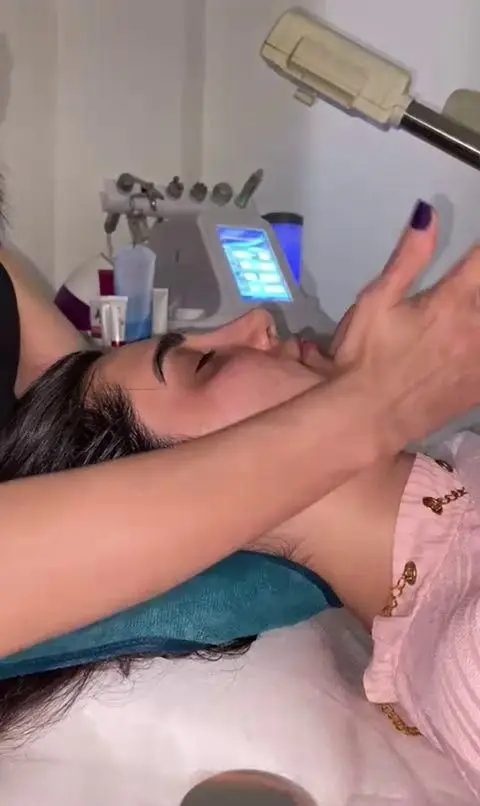 مراحل انجام خدمات فشیال و ماساژ تخصصی پوست صورت خانم در حال استراحت همراه با دستگاههای پاکسازی در سالن زیبایی ساناز صفری