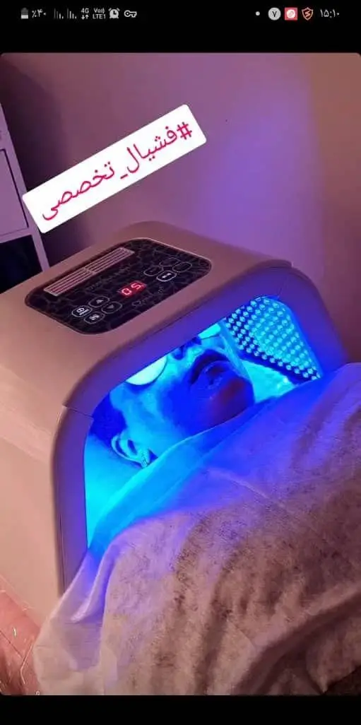 خدمات فشیال تخصصی با دستگاه نوردرمانی LED برای پوستی درخشان و سالم در سالن زیبایی ساناز صفری. تجربهای آرامشبخش.